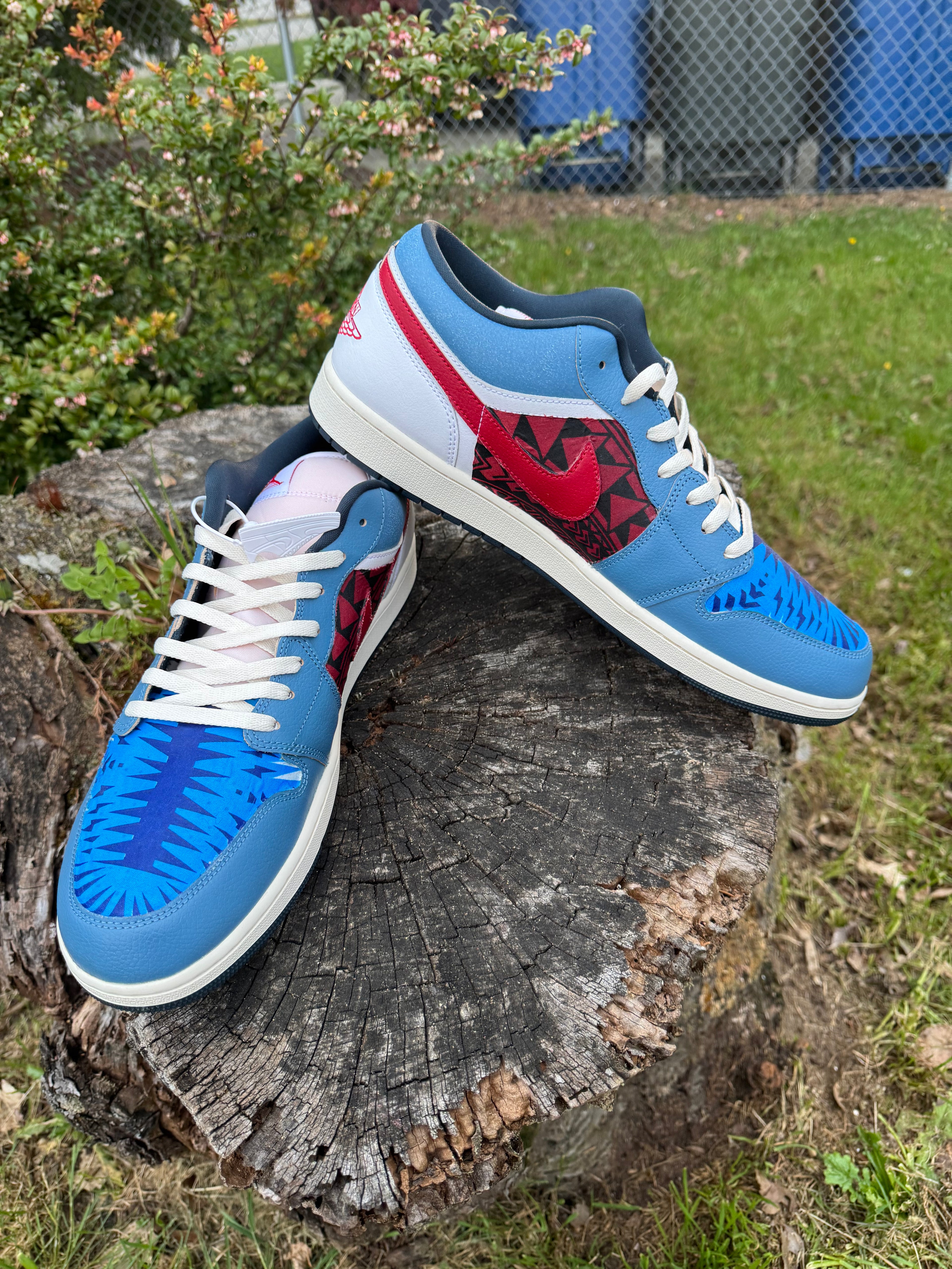 Jordan 1 Low Blue/Red Tribal #1 Size 16M 💗