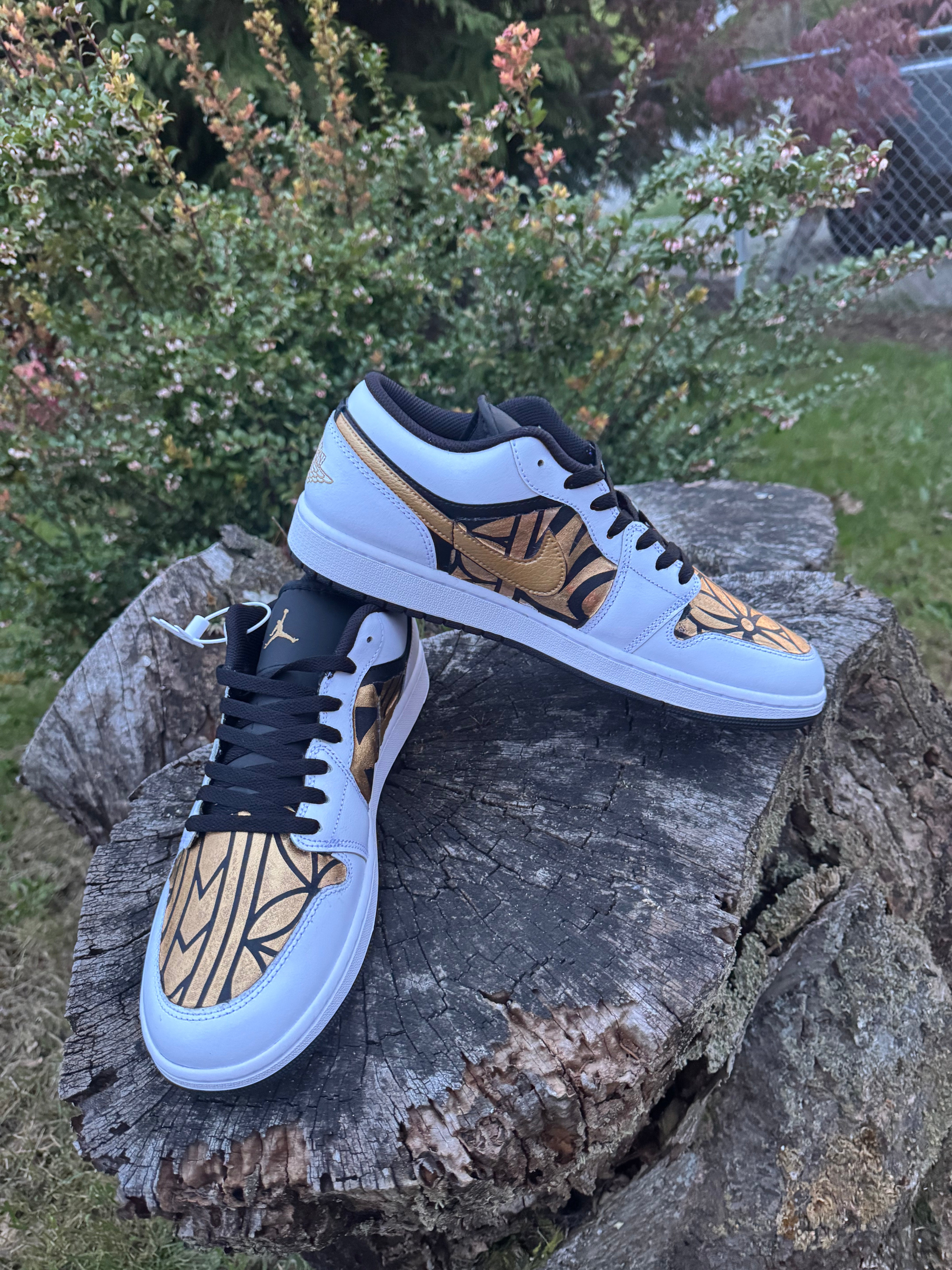 Jordan 1 Low Black/Gold Tribal #23 Size 12M 💗 Main image